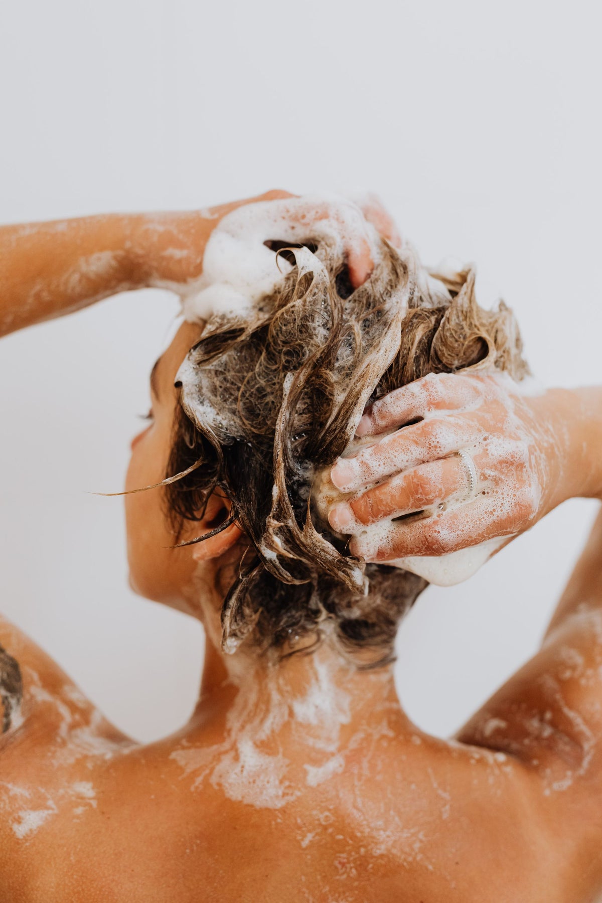 Un shampoing au cœur de la routine quotidienne